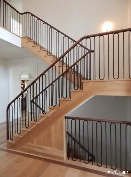 西安铁艺楼梯栏杆的选择一般和楼梯栏杆的材质有关,所以不同材质的