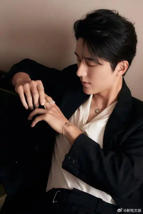 张新成黑西装白衬衫##张新成转戒指