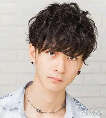 帅气的男生适合什么时尚潮流的发型,今天小编在这里准备了几款适合