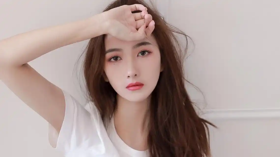 冷艳气质美女图片壁纸-美女壁纸-高清美女图片-娟娟壁纸