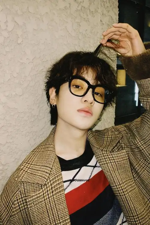 黄明昊大衣造型街头随拍