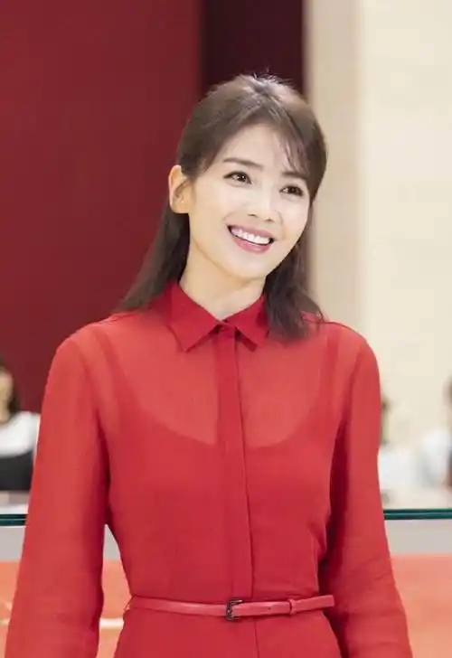 佟丽娅主持春晚遭质疑演员去综艺去唱歌偶像去演戏流量决定一切