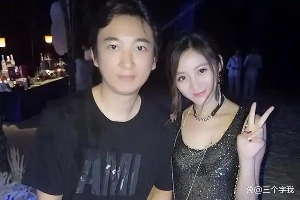 王思聪新女友身份曝光,是00后长相清纯似白鹿,住男方豪宅疑同居