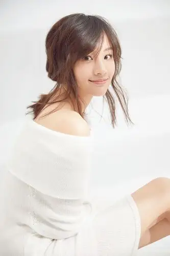 照片中,章龄之身着纯白色一字肩毛衣,碎发轻挽,大展精致迷人锁骨;搭配
