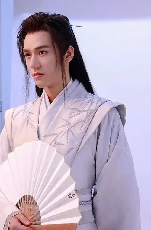 先分享一组白衣温#龚俊温客行#@龚俊simon