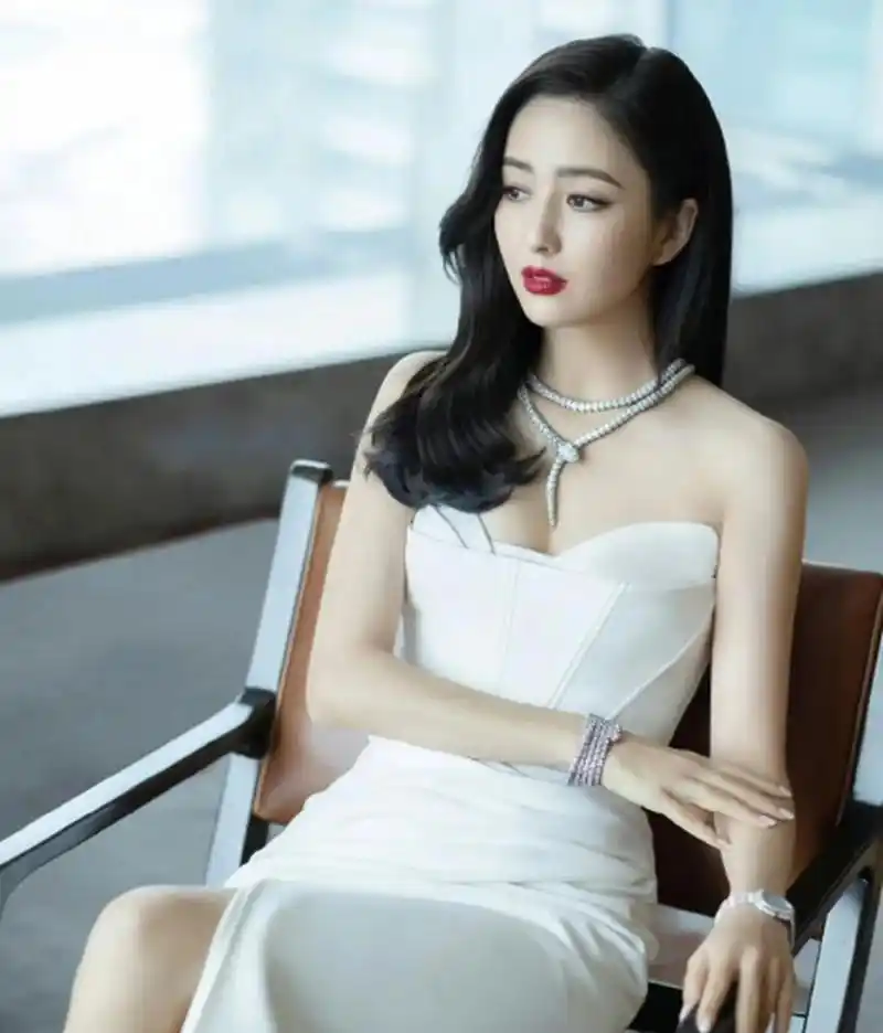 佟丽娅最新活动造型,一袭抹胸高开叉白裙好美,举手投足尽显优雅