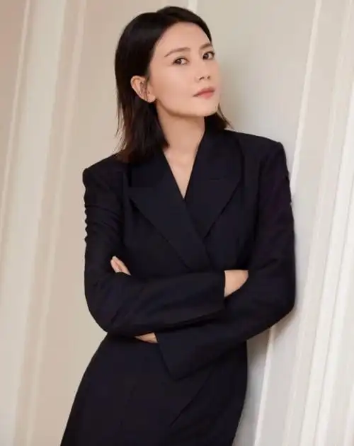 只见高圆圆妆容淡雅,身穿黑色修身西装连体衣,气质极为高雅.