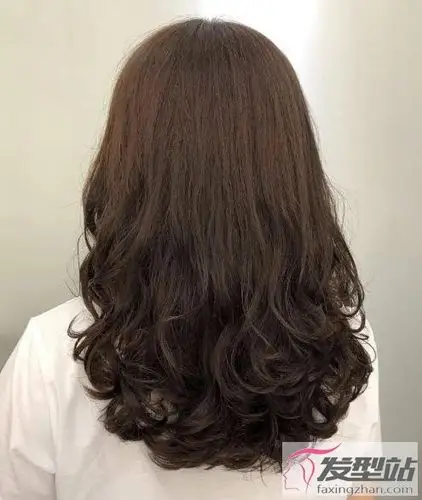 适合秋冬的长发烫卷发型推荐 半烫发设计瞬间提升颜值