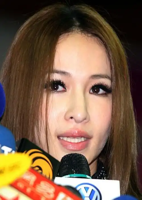 萧亚轩复出首唱引热议,蹲下互动难起身,又被质疑为假唱