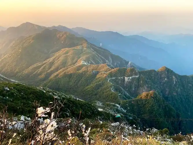 巍峨山峰蜿蜒盘旋