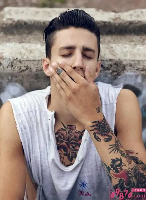 男生手臂胸前时尚纹身