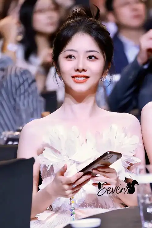 超话01#谭松韵银河抹胸羽毛长裙#镜头下的每一个你93@谭松韵seven