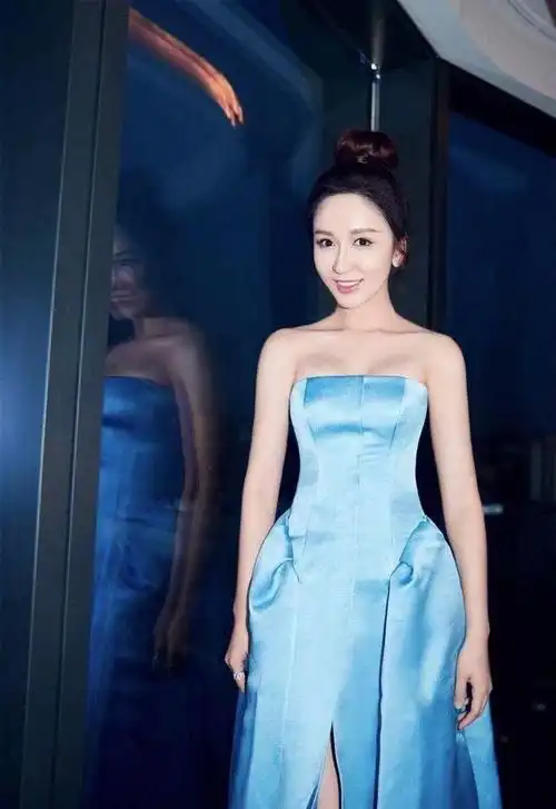 娄艺潇身材太好了身穿淡蓝色缎面抹胸裙这气质要逆天