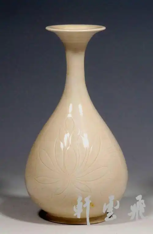 五代定窑刻"易定"款缠枝莲花纹玉壶春瓶