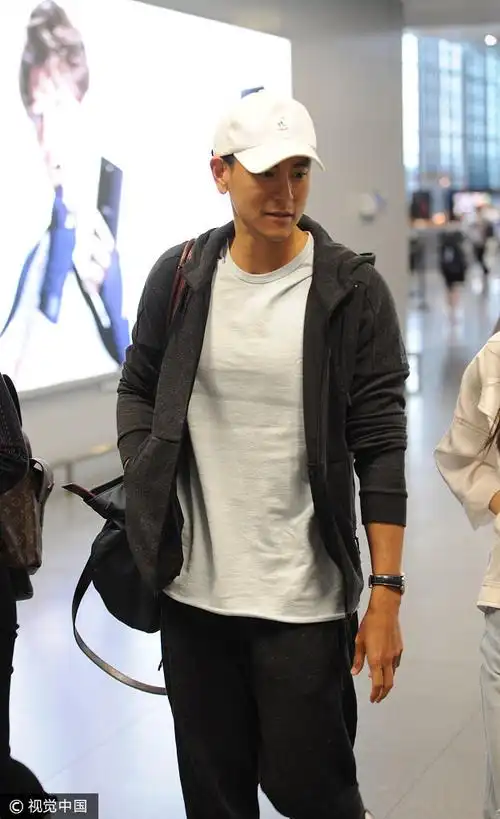彭于晏休闲装现身机场难掩型男气质 被迷妹镜头一路追随魅力值max