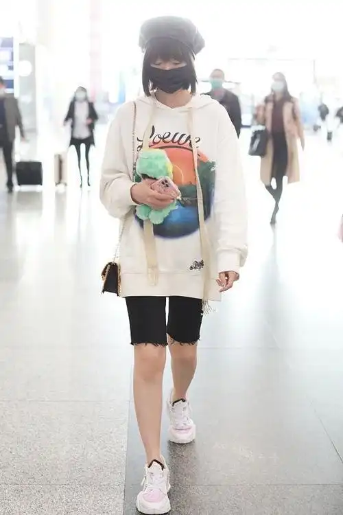 不愧是女明星,毛晓彤身穿白色连衣裙,身高腿长有气质