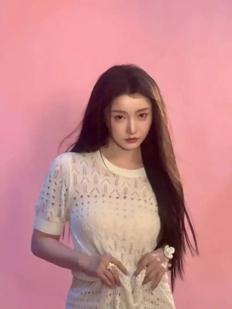 姜贞羽一袭白色连衣裙,清新优雅迷人尽显.#明星穿搭# #姜贞羽