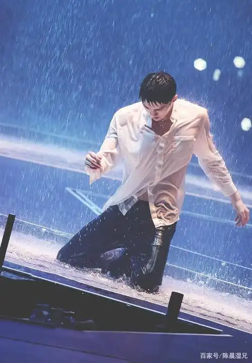 禁欲系男神吴世勋舞台上湿身热舞,腹肌若隐若现