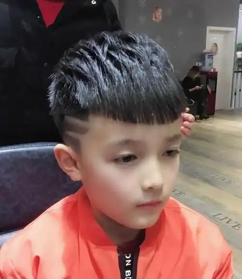 两侧铲短留刘海,很多的小孩子会选择这样的发型,侧面加点效果,看起来