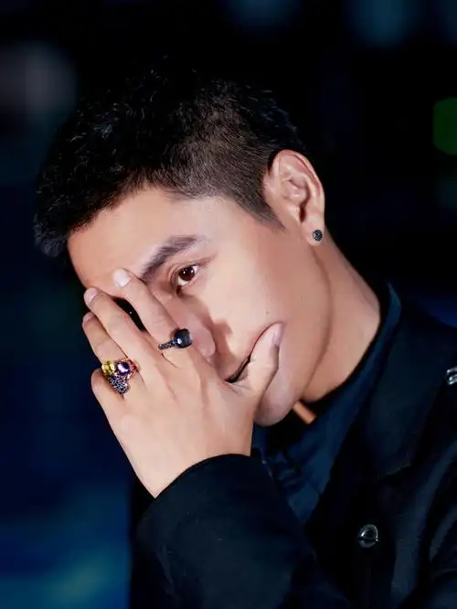 全新寸头造型亮相@德国博朗braun 100周年直播间……|prada|陈坤_新浪