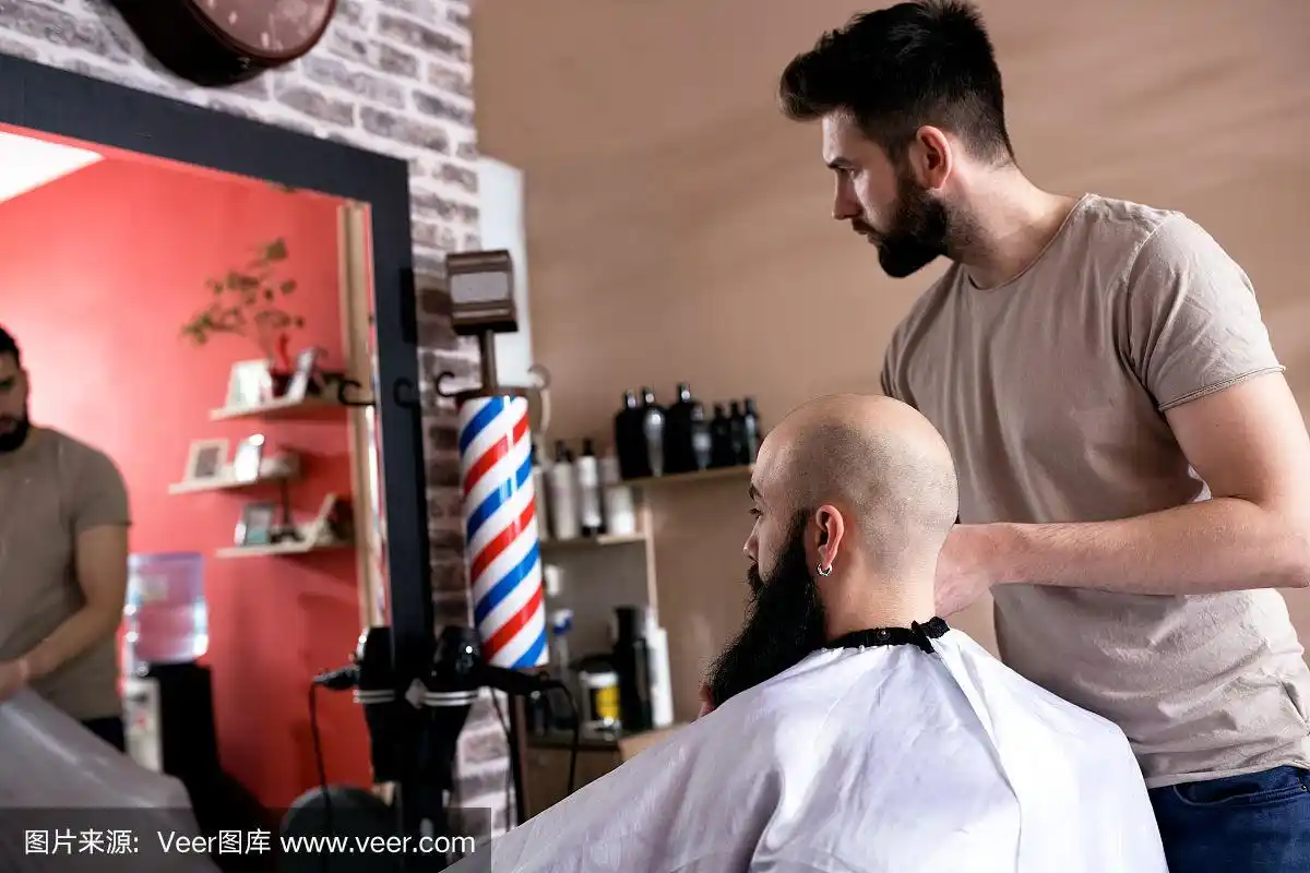 师傅在理发店修胡子