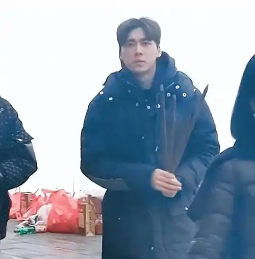 37岁李易峰现身寺庙烧香,穿长羽绒服一点不显胖,身材好穿什么都百搭!