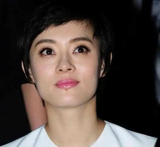 眼睛不凸也不发腮了,下巴的痣引热议 ,被疑整容|娱乐圈|女明星|当红