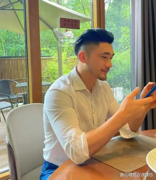 三十五岁的成熟大叔,气质典雅有魅力,穿正装的样子好帅