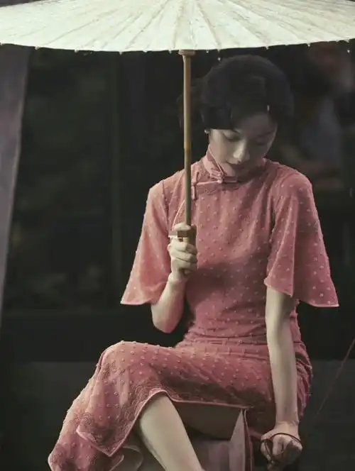 《1921》中,倪妮身穿淡粉色旗袍,撑着伞坐在雨中,美得像一幅画,沉静