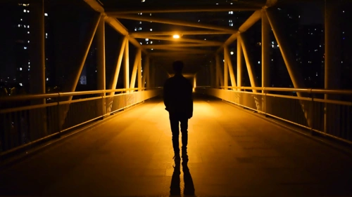 走在桥上的一个孤独伤感 i>背 /i> i>影 /i>