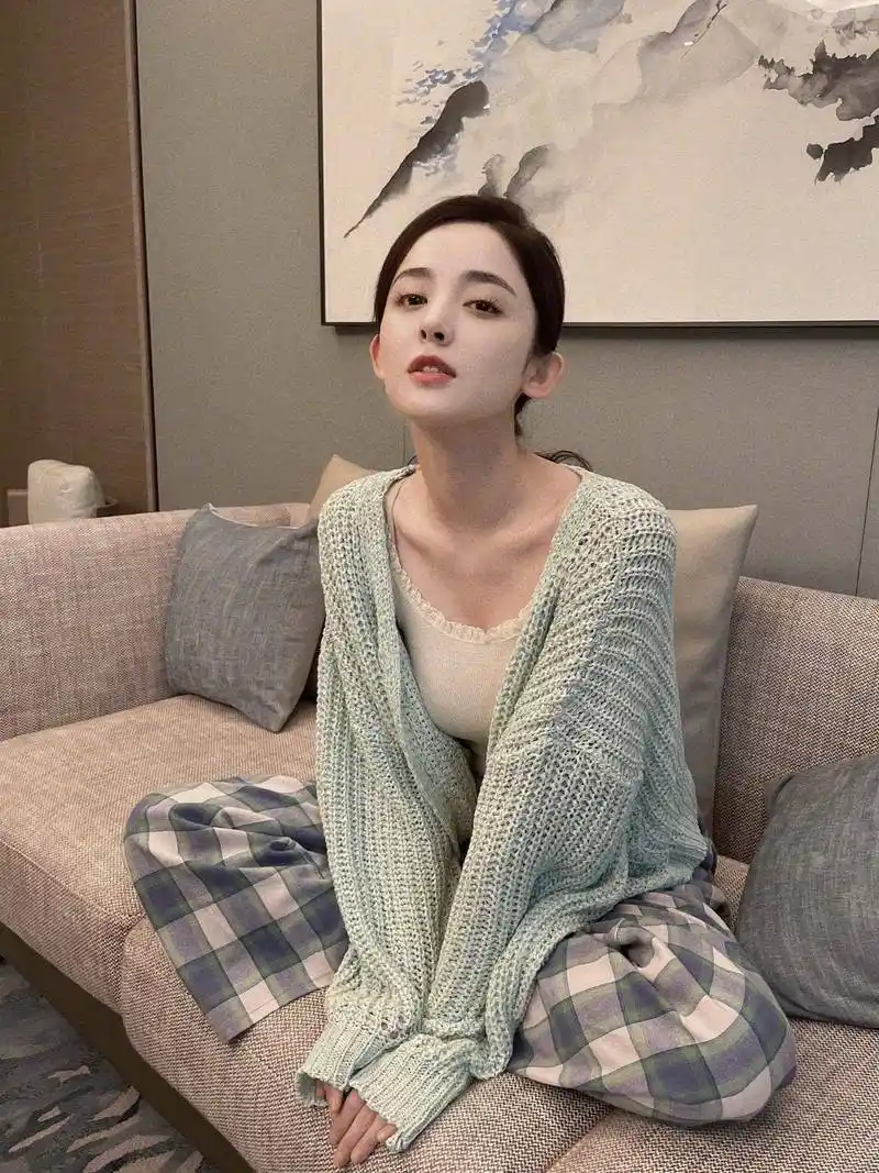 古力娜扎真是又性感又清纯,细吊带晕染连衣裙配棒球帽,好美_女明星