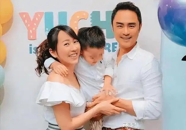 明道与老婆王婷萱在19年结婚,是被媒体曝光已经做了爸爸才官宣的消息