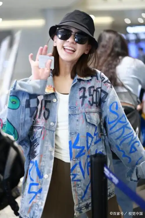 陈意涵抵达上海虹桥机场,涂鸦牛仔外套引领潮流新风尚!