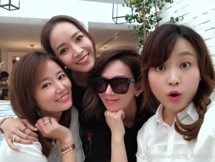 霍建华陪林心如与闺蜜聚会,变身"假笑男孩"像是被p上去的