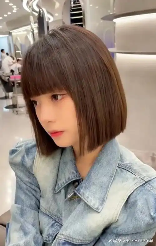 漫画刘海短发,非常适合第一次尝试剪短发的女生,不容易出错,搭配棕色