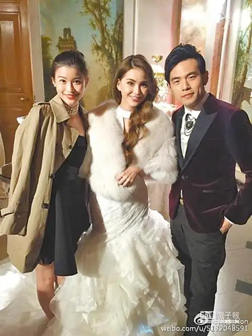 伴娘孙睿(左)微博晒周杰伦,昆凌英国婚礼的花絮照.