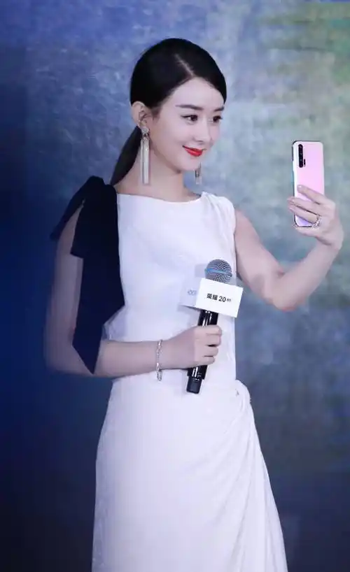 赵丽颖产后复出穿白裙上活动,手臂赘肉贼抢眼,这才是当妈的人!