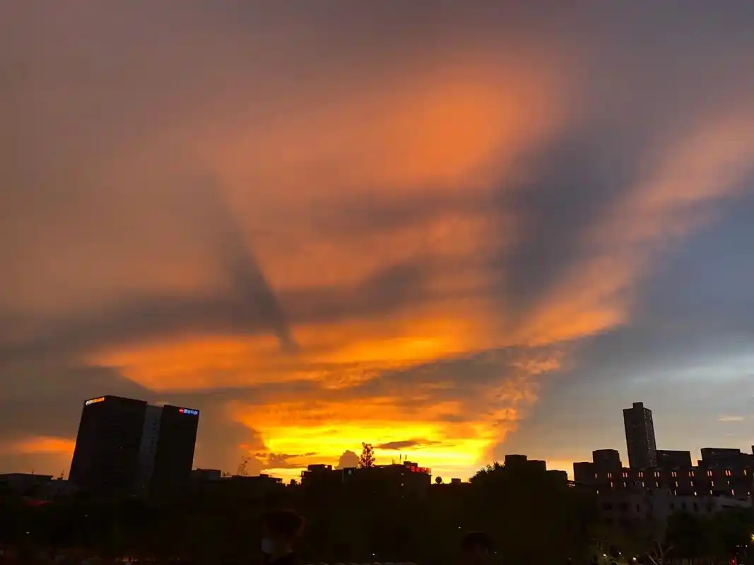 落日余晖映晚霞一抹夕阳美如画 #夕阳西下湖边美景 #散散步 - 抖音