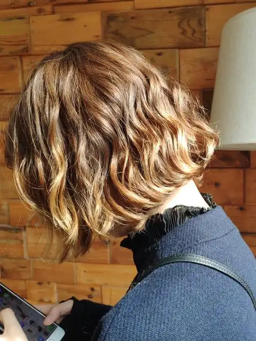 中发卷发泰迪卷_卷发_泰迪_中发发型_发型_烫发_女生短发发型_时尚