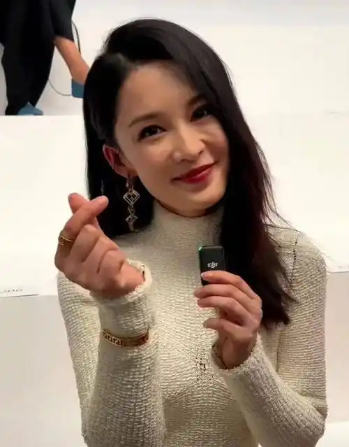 32岁李沁看秀生图:满脸痘笑容僵硬,与精修差别太大了_皮肤_状态_人生