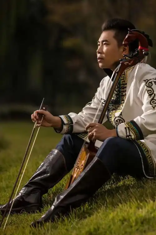 蒙古族青年歌手王淖木汗