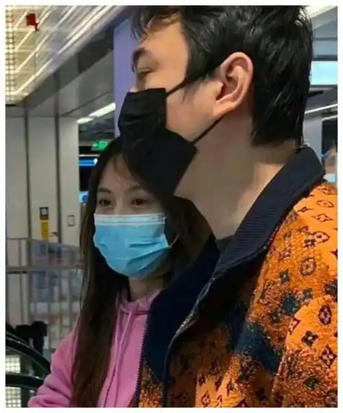 王思聪新女友身份被扒疑似19岁网红苡慕两人年龄相差17岁