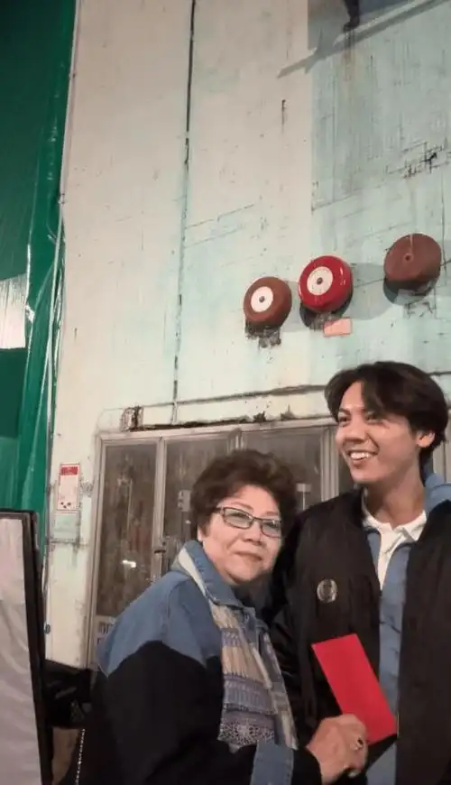 陈伟霆全家同框姐姐酷似刘嘉玲哥哥帅似黄日华一家子明星脸