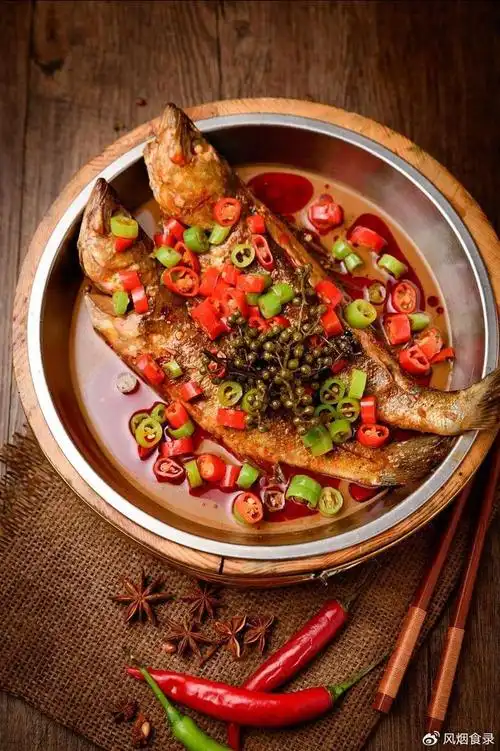 徽菜,作为中国八大菜系之一,讲究"色,香,味,形",尤以烹调技法多样