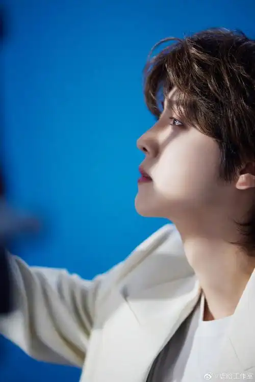 #鹿晗纯白造型#
