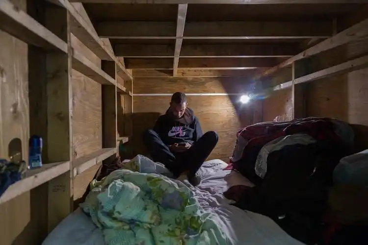 『2坪的人生』胶囊旅馆里的长住者的观察