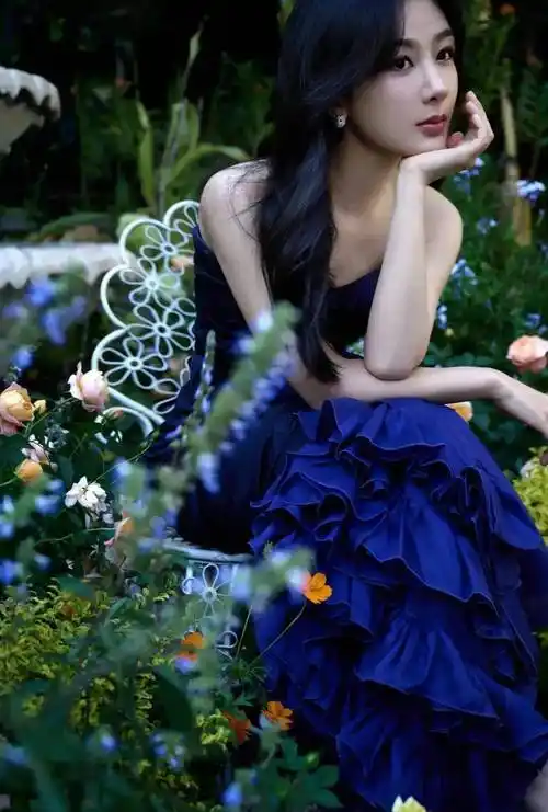 今晚杨紫的红毯造型《elle》!克莱因蓝的抹胸连衣裙是春夏王牌