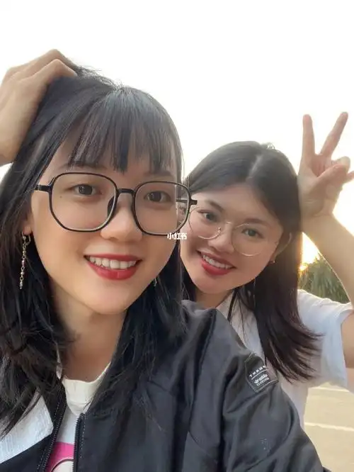 姐妹93biubiubiu[爱心r]#姐妹合照#自拍姿势#自拍