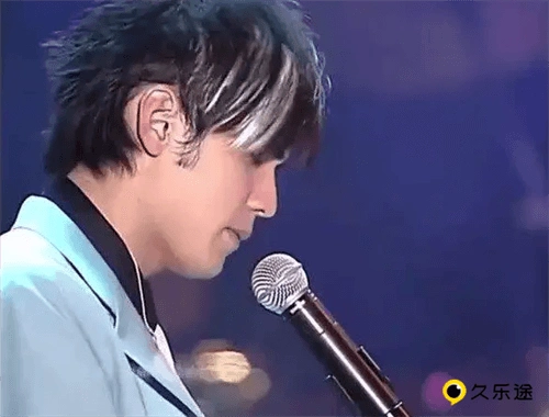 白毛伦指2004年"无与伦比"演唱会时期的周杰伦,普遍认为是周杰伦颜值