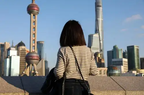 站在外滩江边看风景的女人背影